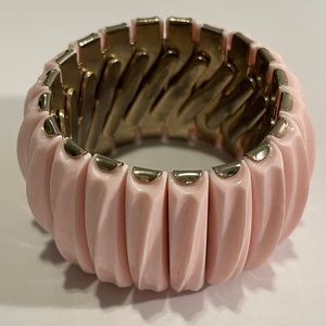 1 vintage bracelet expansion accordion style. Pink plastic ribbed silver tone.